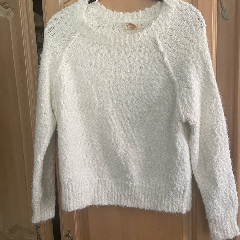 Cozy White Crew Neck Sweater with Plush Knit